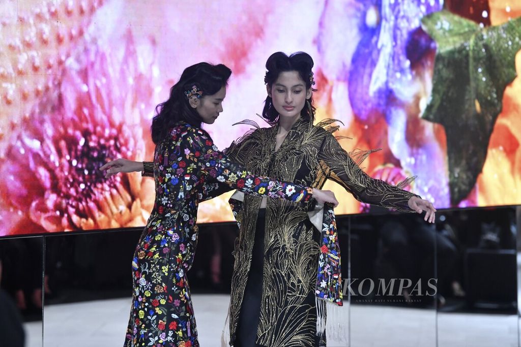 Model membawakan koleksi busana dalam Mel Ahyar Annual Show 2023 yang mengusung tema Kultulibrasi di City Hall PIM 3, Jakarta, Kamis (10/8/2023). 