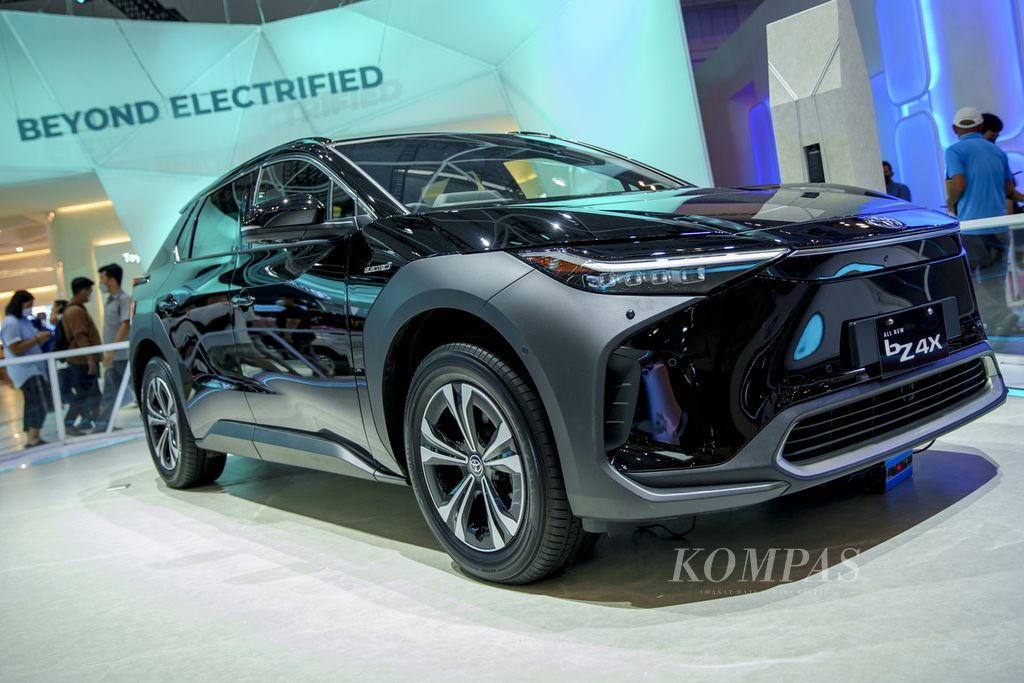 Toyota bZ4X mobil berbasis baterai (battery electric vehicle/BEV) dipameran otomotif GIIAS 2022 di Indonesia Convention Exhibition (ICE) BSD City, Tangerang, Banten. 