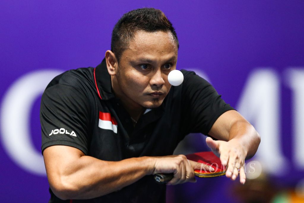 Ilustrasi : Atlet tenis meja Indonesia Mohammad Rian Prahasta melancarkan servis ke bidang permainan atlet Thailand Phisit Wangphonphathanasiri pada final tunggal putra TT8 ASEAN Para Games 2022 di Solo Techno Park, Surakarta, Jumat (5/8/2022).