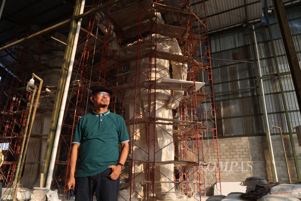 Dunadi di depan dua patung proklamator Soekarno-Hatta bercorak kubisme.