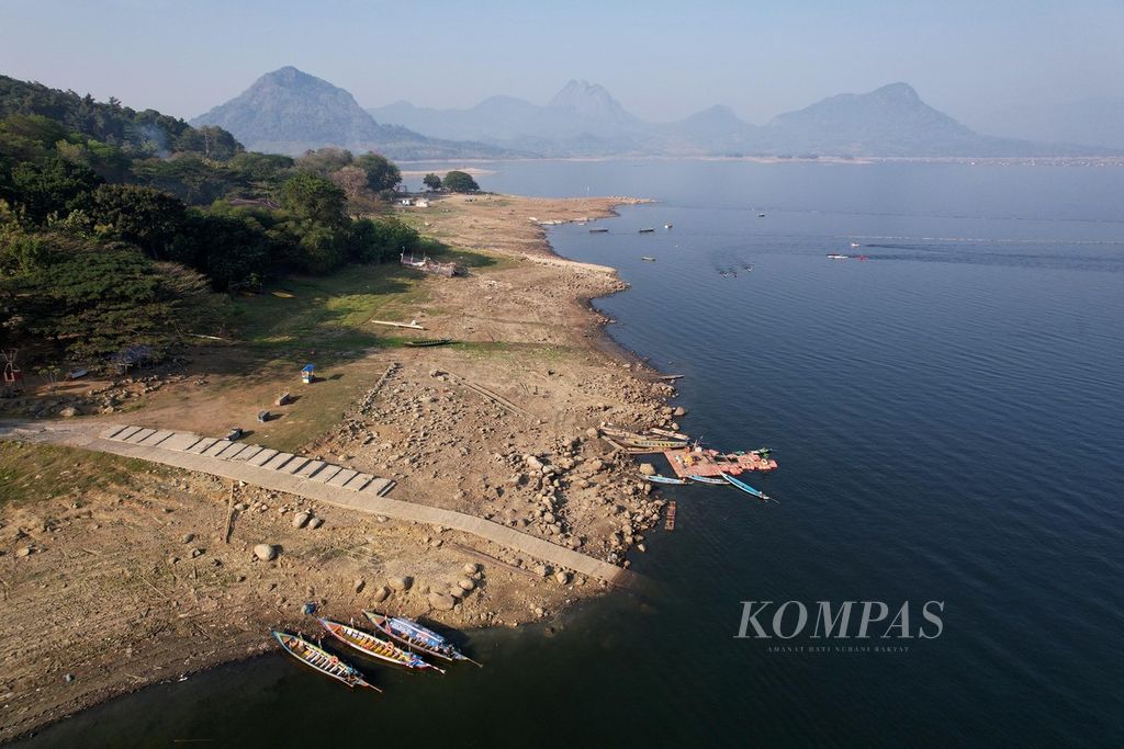 Kondisi Waduk Jatiluhur di Kabupaten Purwakarta, Jawa Barat, yang tinggi permukaan airnya sudah jauh di bawah garis pembatas karena musim kemarau berkepanjangan, Selasa (12/9/2023). Dalam tiga bulan terakhir elevasi air Waduk Jatiluhur telah turun 10 meter menjadi 96,44 meter di atas permukaan air laut (mdpl) atau di bawah elevasi normal 107 mdpl.