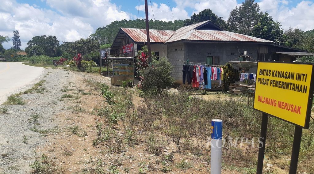 Plang kawasan inti ibu kota negara terpasang di sekitar permukiman warga di Desa Bumi Harapan, Kecamatan Sepaku, Kabupaten Penajam Paser Utara, Kalimantan Timur, Senin (14/3/2022).