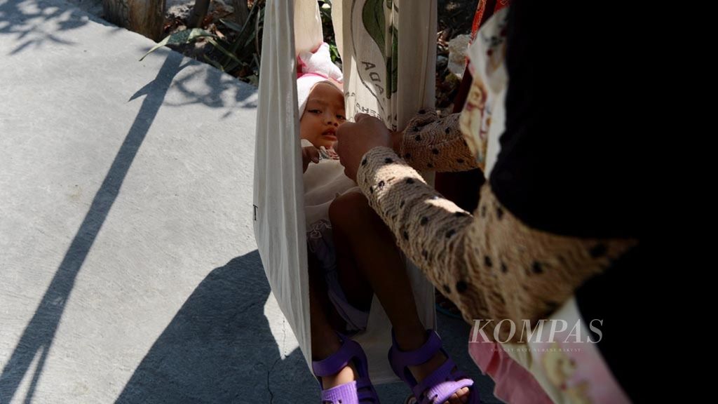 Orangtua mengantarkan anak mereka yang masih balita untuk mengikuti program Pos Pelayanan Terpadu (Posyandu) di Desa Kemiri, Kecamatan Gubug, Kabupaten Grobogan, Jawa Tengah, Senin (17/9/2018).