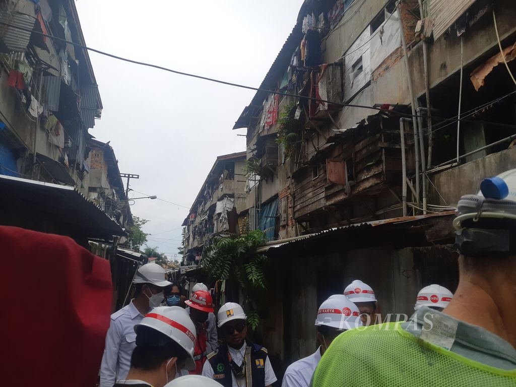 Kawasan rumah susun Palembang yang tampak kumuh, Kamis (22/6/2022). Kawasan ini akan menjadi tempat pemasangan jaringan instalasi pengolahan air limbah (IPAL) Palembang tahap pertama. Jaringan IPAL ditargetkan beroperasi pada awal 2023 mendatang.