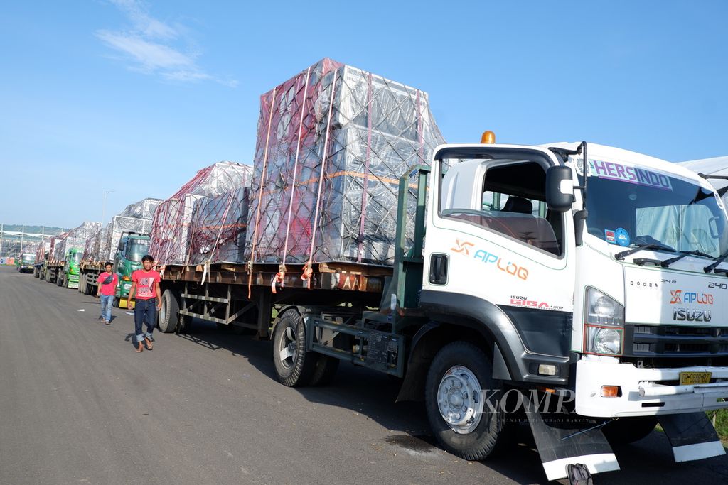 Ilustrasi : Kargo logistik MotoGP di Sirkuit Internasional Jalan Raya Pertamina Mandalika, Selasa (22/3/2022) bersiap diangkut dengan truk menuju Bandara Internasional Lombok. Kargo logistik MotoGP tersebut selanjutnya akan dibawa ke Argentina untuk seri MotoGP berikutnya yang akan berlangsung pada 1 April 2022. Rangkaian balap MotoGP sukses digelar di Mandalika pada 18-20 Maret 2022. 
