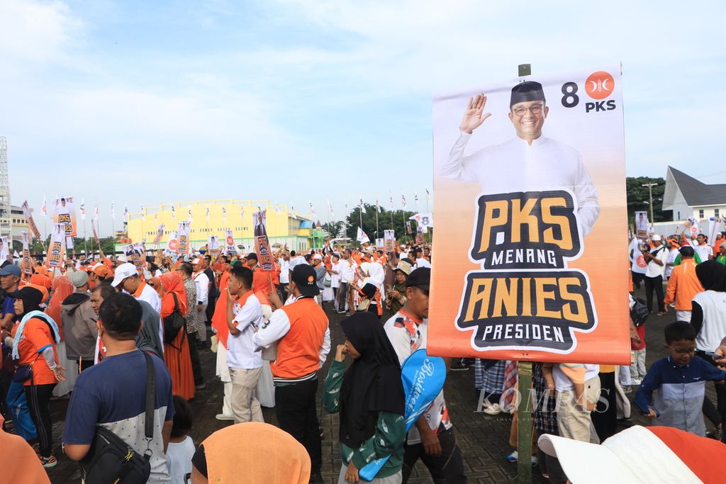 Para kader Partai Keadilan Sejahtera mengangkat poster bakal calon presiden Anies Baswedan saat saat apel siaga dan senam di Lapangan Astaka, Kabupaten Deli Serdang, Sumatera Utara, Minggu (3/9/2023). Tidak ada gambar Muhaimin Iskandar dalam apel siaga itu meskipun telah dideklarasikan sebagai bakal calon wakil presiden pendamping Anies.