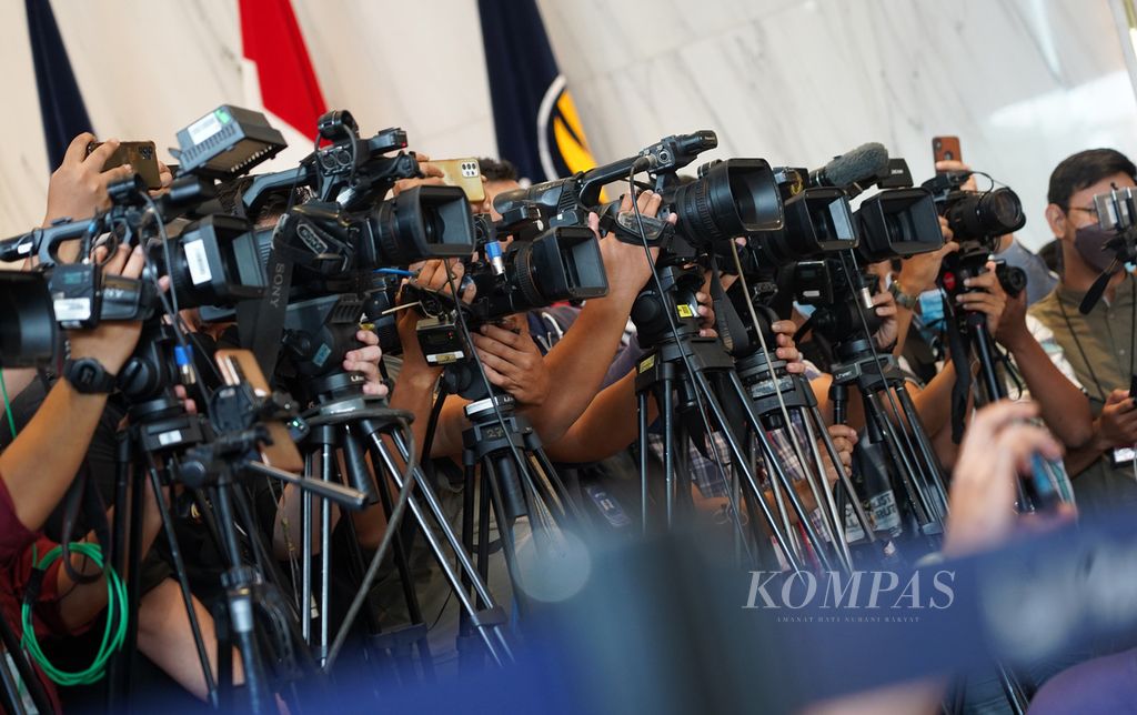 Para juru kamera televisi saat bekerja, di Jakarta, Senin (22/8/2022). 