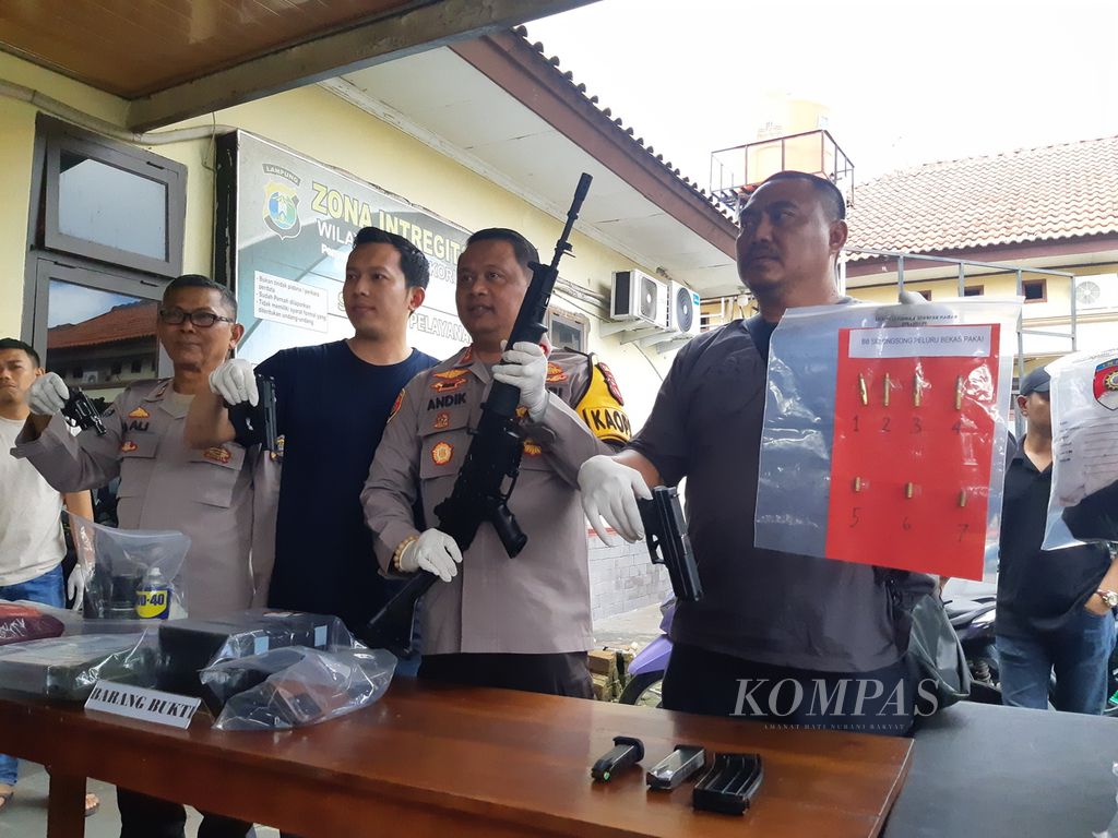 Kepala Polres Lampung Tengah Ajun Komisaris Besar Andik Purnomo Sigit menunjukkan barang bukti senjata api saat konferensi pers kasus warga tertembak peluru dalam sebuah pesta pernikahan di Lampung Tengah, Minggu (7/7/2024). 