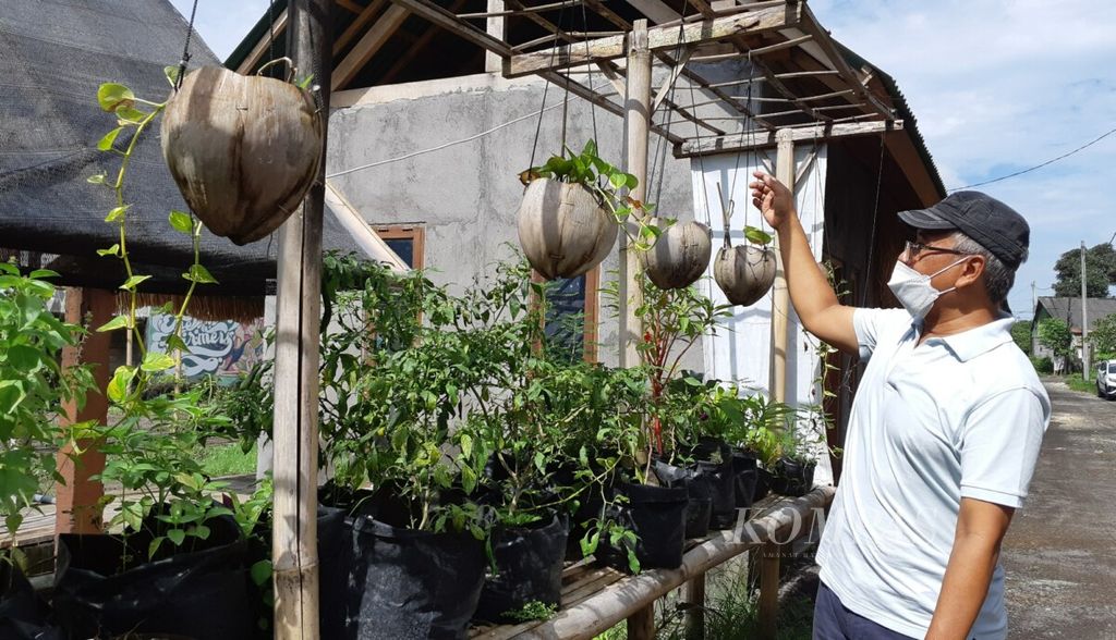 https://assetd.kompas.id/fSdJynuOCiQ2Va7WCeIxUHi6QV0=/1024x588/filters:watermark(https://cdn-content.kompas.id/umum/kompas_main_logo.png,-16p,-13p,0)/https%3A%2F%2Fkompas.id%2Fwp-content%2Fuploads%2F2021%2F03%2F20210312cokd-geliat-kota-berkebun-menjaga-kesadaran-warga-denpasar_1615523979.jpg