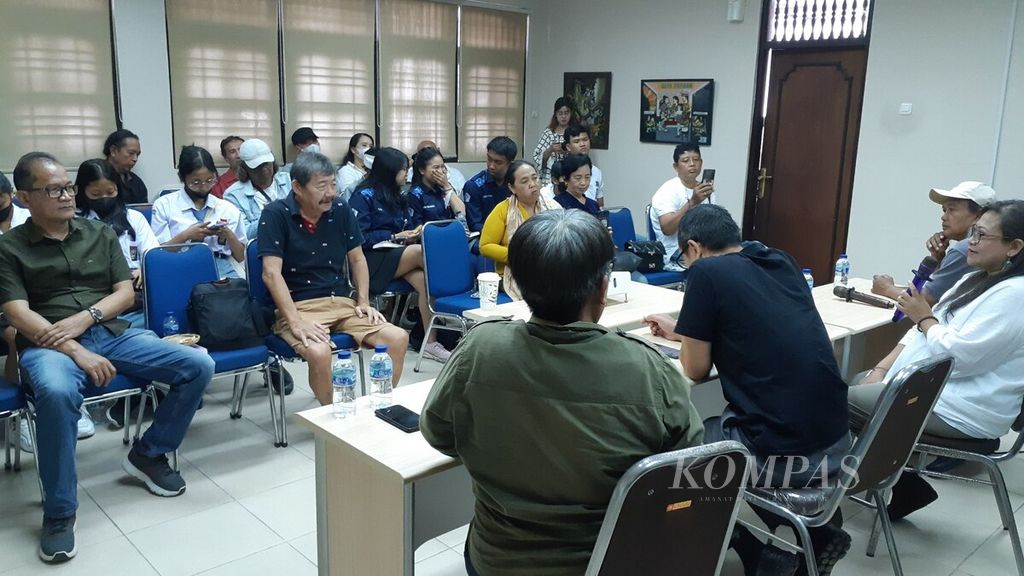 Suasana diskusi serangkaian pengenalan buku dan pemutaran film berjudul <i>Resep Rahasia Cinta</i> di Kantor Kompas Perwakilan Bali di Kota Denpasar, Senin (2/1/2023). Acara digelar Bali Mangsi Foundation. 