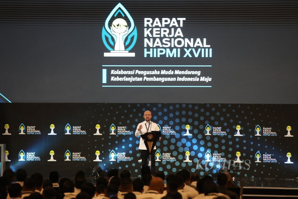 Ketua Umum Badan Pengurus Pusat (BPP) HIPMI Akbar Himawan Buchari menyampaikan sambutan dalam pembukaan Rapat Kerja Nasional XVIII Himpunan Pengusaha Muda Indonesia Tahun 2023 di ICE BSD, Tangerang, Banten, Kamis (31/8/2023). Presiden Joko Widodo membuka Rakernas ini. Dalam sambutannya pada pembukaan Rakernas tersebut, Joko Widodo kembali menekankan soal hilirisasi hasil sumber daya alam. Hilirisasi tidak hanya yang besar-besar seperti nikel, tetapi juga yang kecil-kecil seperti kopi dan produk pertanian lainnya. 