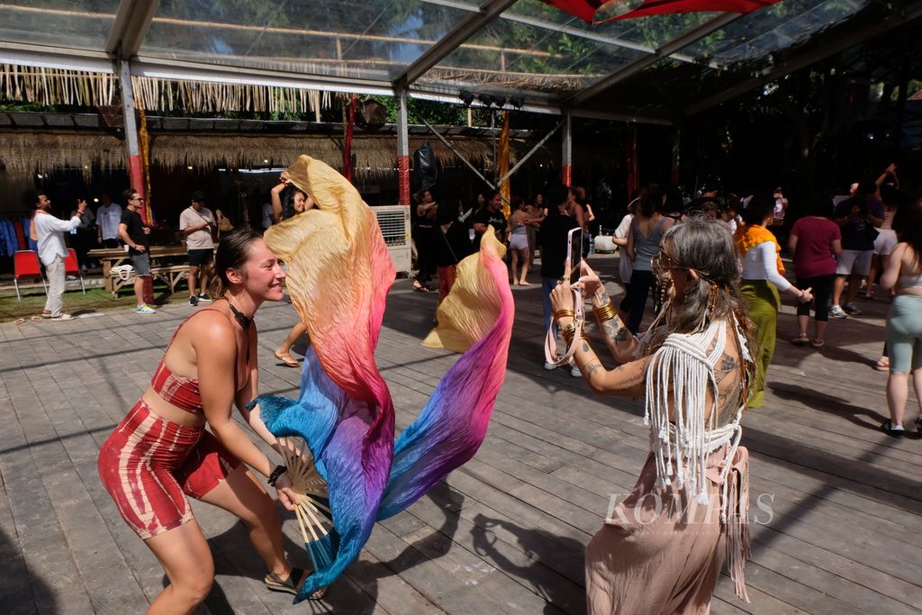 Sejumlah peserta festival yoga bertajuk BaliSpirit Festival menari pada pergelaran di hari ketiga, Jumat (3/5/2024) di Ubud, Bali. BaliSpirit Festival tahun ini dilaksanakan pada 1-5 Mei 2024 dan menarik hampir 2.000 peserta dari sejumlah negara, seperti Romania, Amerika Serikat, Swiss, Thailand, China, dan Korea Selatan.