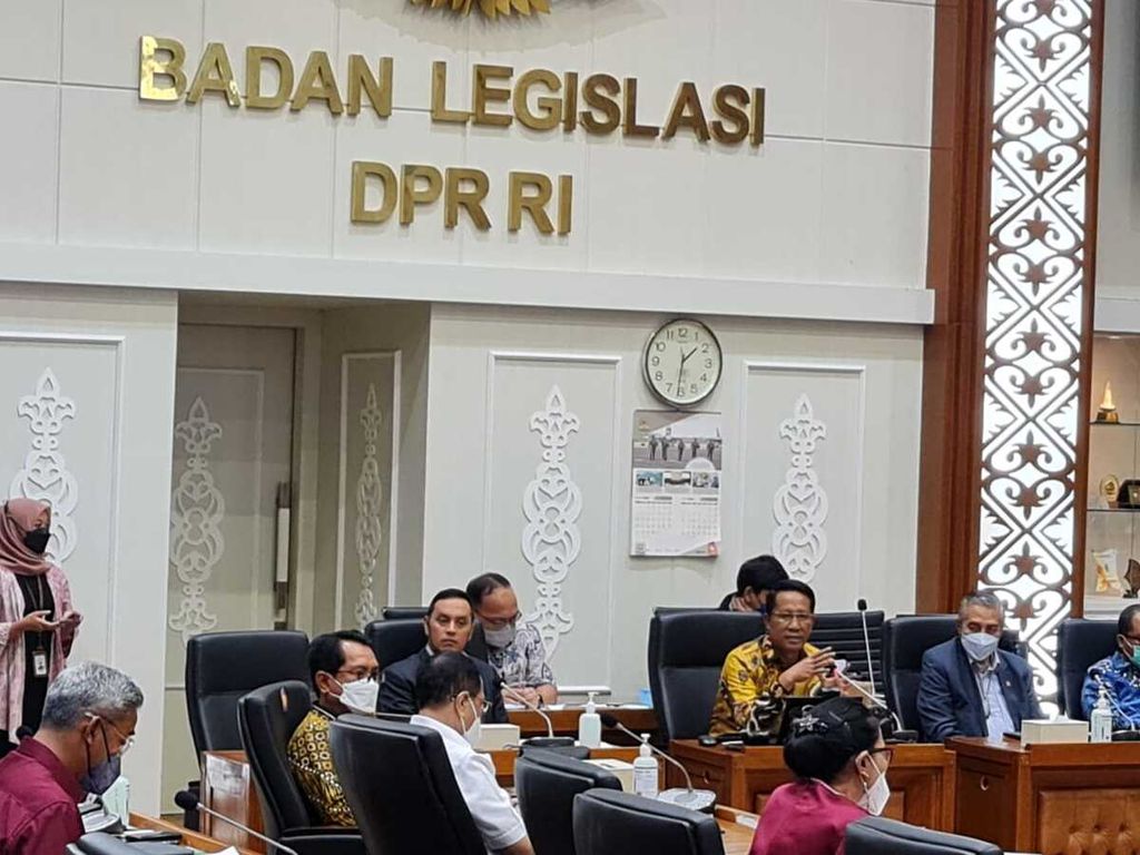Ketua Badan Legislasi (Baleg) Dewan Perwakilan Rakyat (DPR) Supratman Andi Agtas dan pimpinan Baleg, termasuk Ketua Panja RUU TPKS Willya Aditya, memimpin Rapat Pleno Pengambilan Keputusan atas Hasil Pembahasan RUU TPKS, Rabu (6/4/2022).
