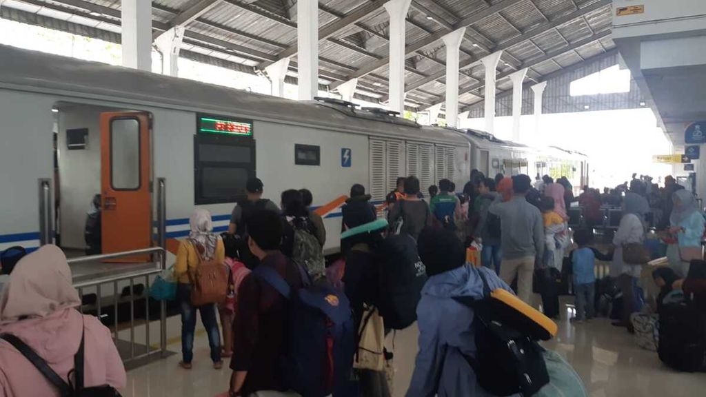 Sejumlah penumpang hendak menaiki KA Wijayakusuma jurusan Banyuwangi-Cilacap dari Stasiun Ketapang, Banyuwangi, Jumat (28/2/2020). PT KAI Daop 9 Jember mencatat lebih dari 8.131 tiket terjual untuk angkutan mudik keberangkatan H-10 (14 Mei) hingga H+2 (27 Mei).