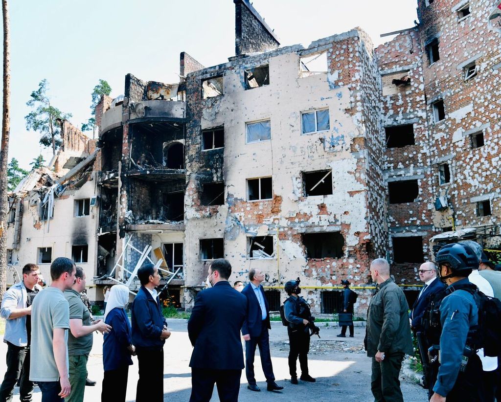Presiden Joko Widodo dan Nyonya Iriana saat meninjau kompleks Apartemen Irpin di kota Irpin, Ukraina, Rabu (29/6/2022).