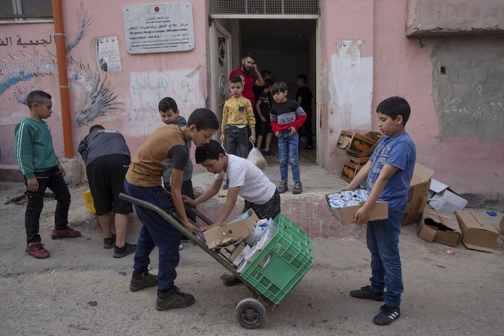 Palestinian volunteers are preparing to distribute food provided by the Al-Amari charity organization to refugees in the Amari camp in the West Bank town of Ramallah on Tuesday (5/4/2022). Al-Amari Tekyeh is a charity organization that accepts donations and recruits volunteers to cook and provide free meals to families in need during the holy month of Ramadan.