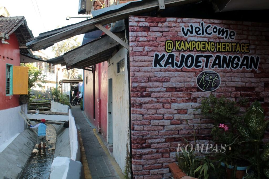 Suasana sore di perkampungan warga di kawasan Kayutangan, Kota Malang, Jawa Timur, Senin (5/8/2019). 
