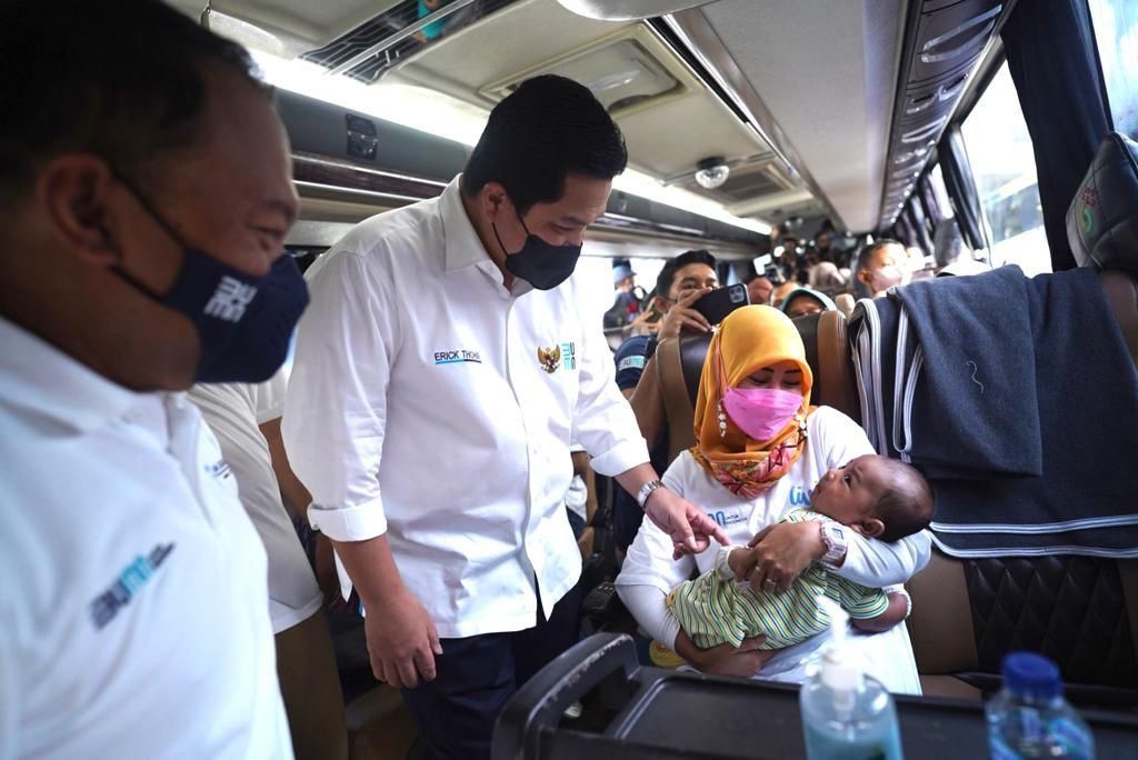 Menteri BUMN Erick Thohir saat berinteraksi dengan pemudik yang ikut program mudik gratis yang digelar perusahaan-perusahaan BUMN, di Jakarta, Rabu (27/4/2022).