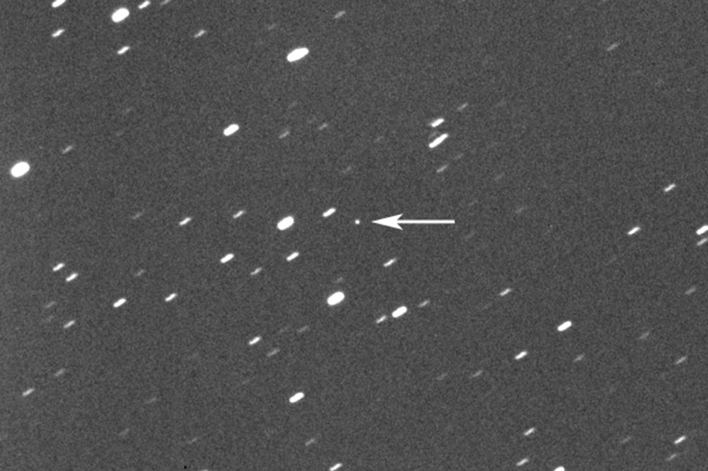 Foto yang dirilis Gianluca Masi ini menunjukkan asteroid 2023 DZ2, obyek yang ditunjuk dengan tanda panah, pada 22 Maret 2023. Pada Sabtu (25/3/2023), benda angkasa sebesar lapangan sepak bola itu akan melintasi orbit antara Bulan dan Bumi.