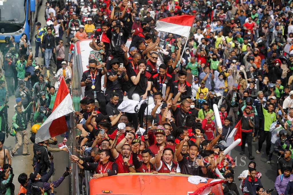 Tim sepak bola U-22 Indonesia mengikuti kirab bersama para peraih medali SEA Games Kamboja 2023, Jumat (19/5/2023), di Jalan Sudirman, Jakarta Pusat. Kirab itu digelar sebagai perayaan capaian mereka di Kamboja. Indonesia meraih medali emas sepak bola putra untuk pertama kali dalam 32 tahun. 
