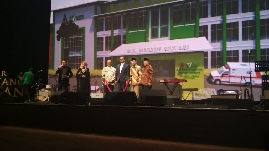Gubernur DKI Jakarta Anies Baswedan (ketiga dari kanan) dan pengasuh Pondok Pesantren Tebuireng, (alm) KH Salahuddin Wahid (kedua dari kanan), saat membuka Konser Membentangkan Kebaikan untuk menggalang dana bagi pembangunan RS Hasyim Asy'ari di Jombang.