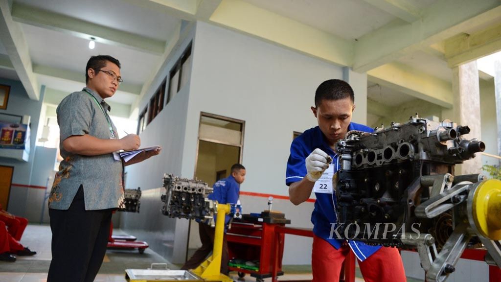 Siswa dari berbagai SMK mengikuti ajang Lomba Kompetensi Siswa (LKS) SMK Se-Jateng XXVII Tahun 2018 dalam bidang otomotif di SMK Negeri 7 Semarang, Kota Semarang, Jawa Tengah, Jumat (26/10/2018). Lomba tersebut untuk meningkatkan kualitas kompetensi siswa dalam berkarya serta belajar tentang ketatnya dunia kerja yang akan mereka hadapi.
