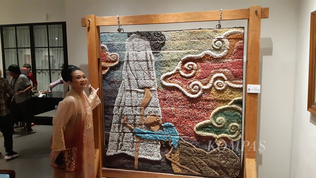Seni instalasi berjudul Go n Sin No More karya Sasya Tranggono, Selasa (26/11/2024). Karya ini ditampilkan di dalam pameran tunggal Sasya Tranggono bertajuk, The Holy Journey, di Galeri Zen1, Jakarta, 26 November sampai 31 Desember 2024.