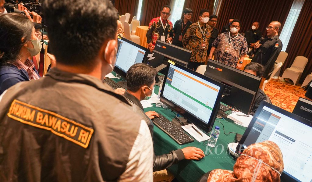 Ketua Dewan Kehormatan Penyelenggara Pemilu RI Muhammad (ketiga dari kanan), Ketua Badan Pengawas Pemilu (Bawaslu) Rahmat Bagja (kedua dari kanan), dan Ketua Komisi Pemilihan Umum Hasyim Asyari (kanan) meninjau aktivitas para petugas KPU yang ditugaskan melakukan verifikasi administrasi dokumen persyaratan partai politik calon peserta Pemilu 2024 di Hotel Borobudur, Jakarta, Minggu (7/8/2022). 