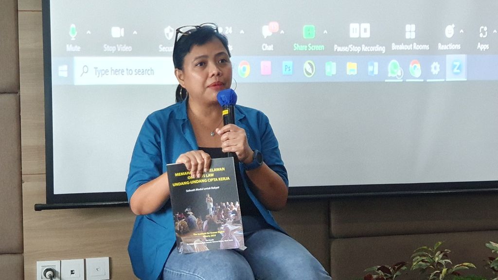 Pakar hukum tata negara dari Sekolah Tinggi Hukum (STH) Indonesia Jentera, Bivitri Susanti, menjelaskan potensi dampak UU Cipta Kerja terhadap masyarakat desa dan buruh dalam peluncuran buku modul untuk rakyat berjudul <i>Memahami dan Melawan Omnibus Law UU Cipta Kerja</i> di Jakarta, Jumat (24/3/2023).