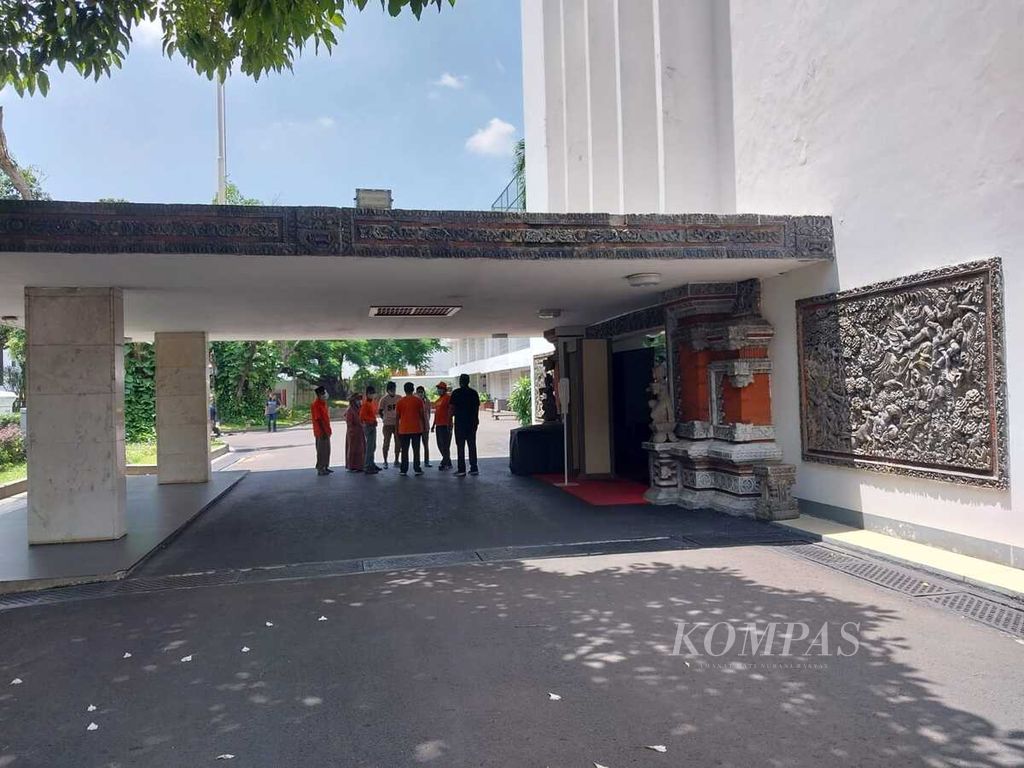 Rombongan perwakilan Serikat Petani Indonesia dan Partai Buruh menjelang diterima Kepala Sekretariat Presiden Heru Budi Hartono di Wisma Negara, Kompleks Istana Kepresidenan Jakarta, Sabtu (24/9/2022).