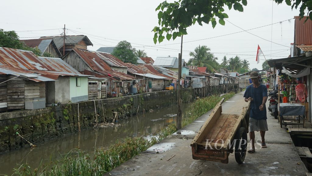 Kawasan kumuh di Kelurahan 3-4 Ulu, Kecamatan Seberang Ulu I, Palembang, Sumatera Selatan, Selasa (30/8/2022). Di kawasan ini masih banyak rumah tidak laik. Namun, warga yang sudah mengajukan diri sejak lama agar rumahnya dibedah belum mendapatkan bantuan.