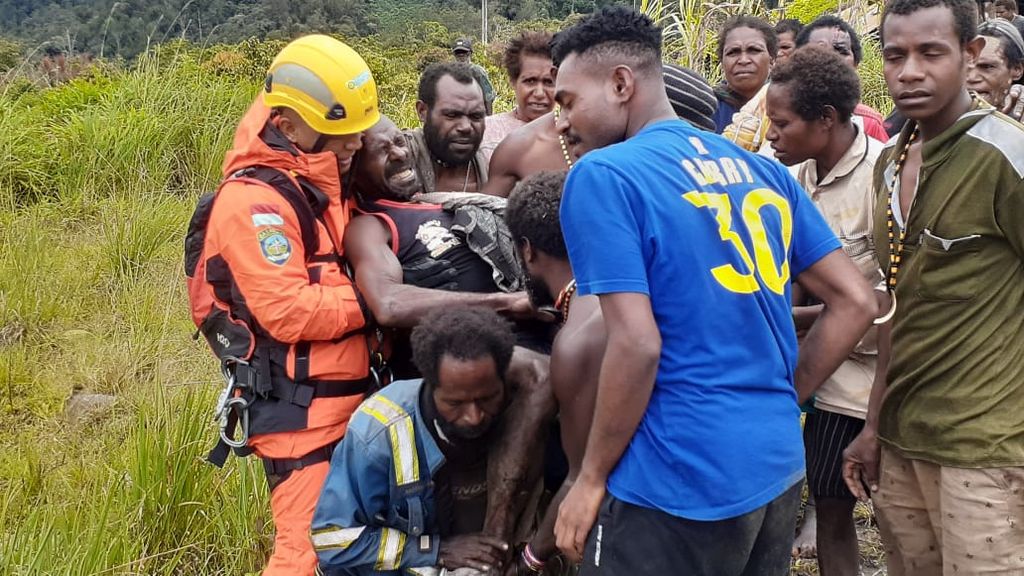 Tim SAR gabungan mengevakuasi salah satu penumpang pesawat Susi Air PK-BVM yang jatuh di daerah Duma, Kabupaten Paniai, Kamis (23/6/2022).