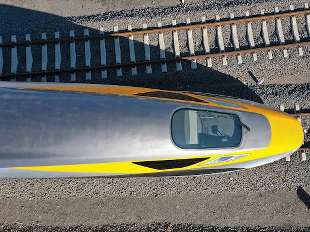 Rangkaian <i>electric multiple unit</i> (EMU) atau kereta api cepat Jakarta-Bandung (KCJB) yang tampak dari atas mulai dikirim dari China ke Indonesia, Jumat (5/8/2022). Kedatangannya akan diuji tes dinamis menjelang presidensi G20. 
