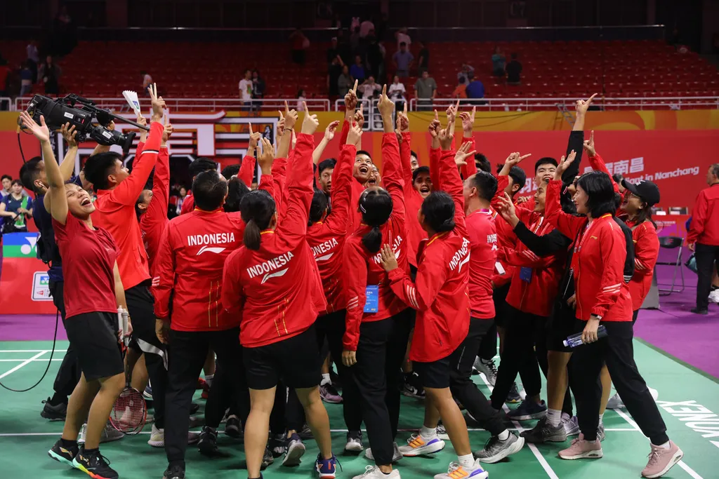 Tim yunior Indonesia merayakan kemenangan atas Jepang pada semifinal Kejuaraan Dunia Beregu Piala Suhandinata 2024 di Nanchang International Sports Centre, Jumat (4/10/2024). Indonesia menang dengan skor 110-105.