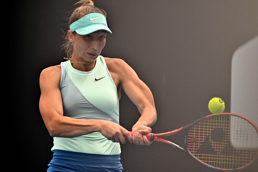 Petenis Jerman Tamara Korpatsch mengembalikan bola ke petenis Inggris Emma Raducanu pada laga babak pertama Australia Terbuka di Melbourne, Senin (16/1/2023). Raducanu memenangi laga itu dengan skor 6-3, 6-2. 