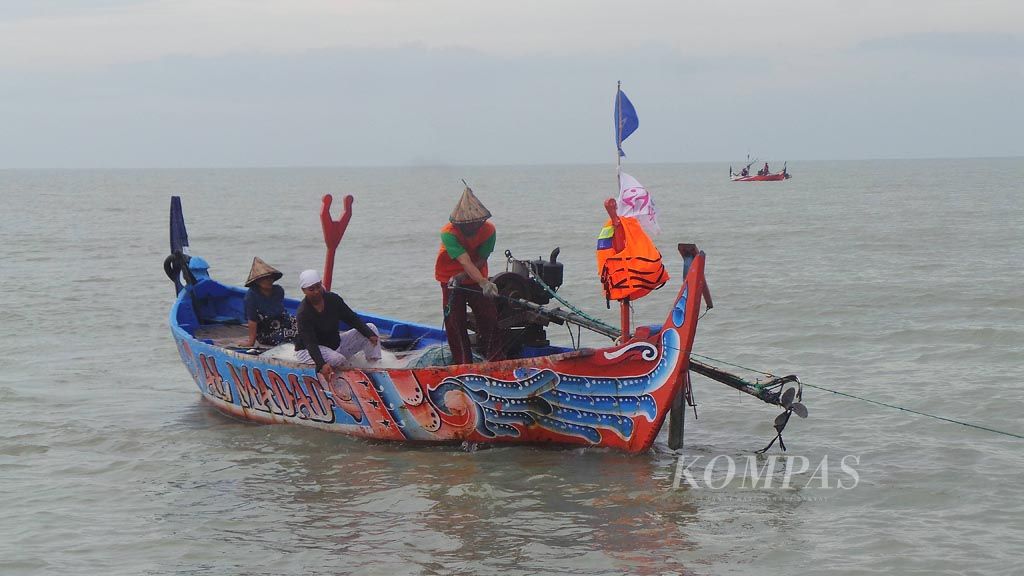 https://assetd.kompas.id/fnxLjKqs15MmcqWISbTp3CfKvvE=/1024x576/filters:watermark(https://cdn-content.kompas.id/umum/kompas_main_logo.png,-16p,-13p,0)/https%3A%2F%2Fkompas.id%2Fwp-content%2Fuploads%2F2018%2F01%2F20180103H_ENGLISH-NELAYAN_D_web.jpg