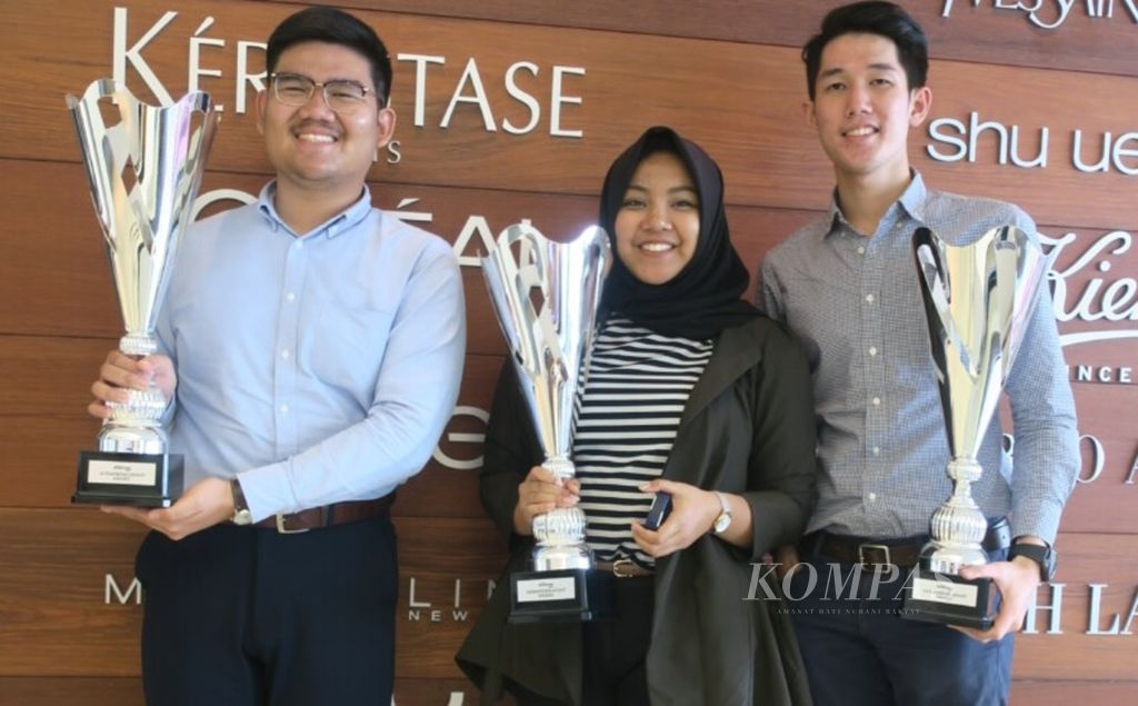 Tim Phoenix yang beranggotakan Albert Sahala Theodore (kiri), Rifda Annelies (tengah), dan Johan Poernomo (kanan), ketiganya mahasiswa semester enam Sekolah Teknik Elektro dan Informatika, Institut Teknologi Bandung, untuk pertama kalinya membawa Indonesia menjadi pemenang utama di ajang L'Oreal Brandstorm International Finals 2019 yang berlangsung di Paris, Perancis, pada 21 Mei 2019. Mereka membawa inovasi gelang bersensor untuk mendeteksi penyakit eksim pada anak-anak.