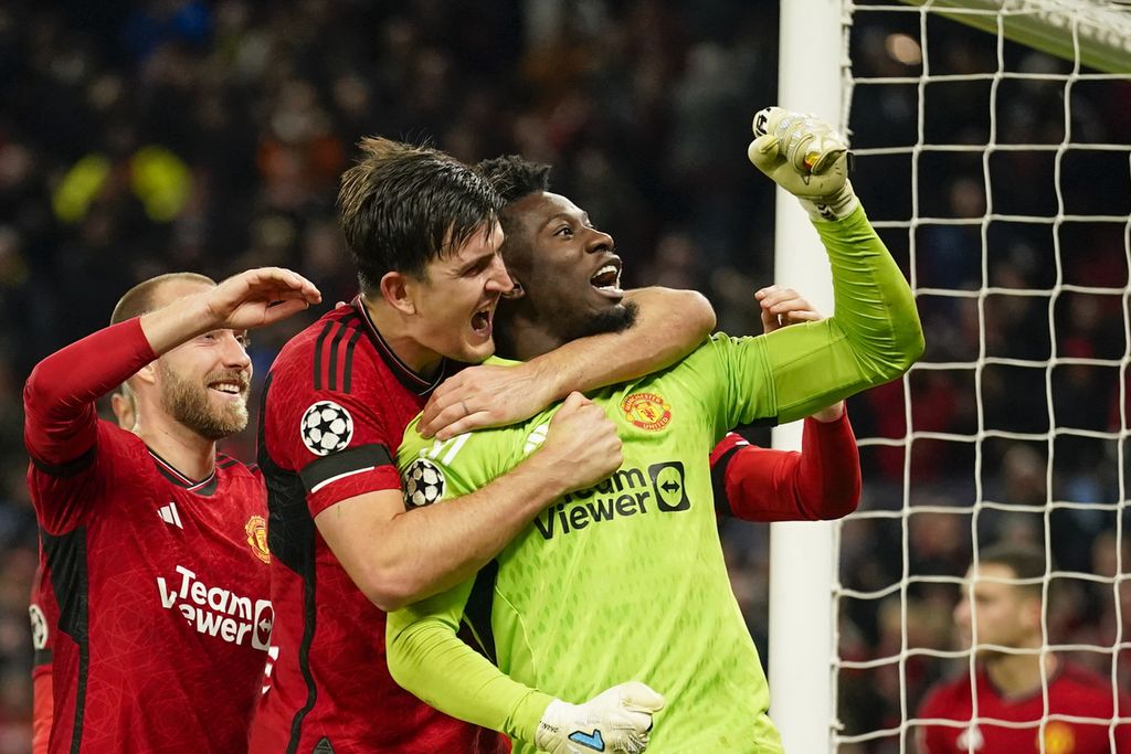 Kiper Manchester United Andre Onana (kanan) merayakan keberhasilannya menepis tendangan penalti pemain Copenhagen Jordan Larsson pada laga Liga Champions di Old Trafford, Rabu (25/10/2023) dini hari WIB.