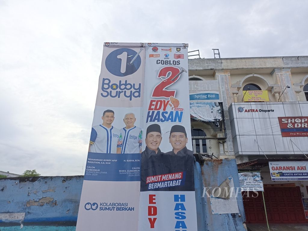 Komisi Pemilihan Umum Provinsi Sumatera Utara melakukan sosialisasi Pemilihan Gubernur Sumatera Utara dengan memasang baliho pasangan calon gubernur di Jalan Willem Iskandar, Kabupaten Deli Serdang, Sumatera Utara. Rabu (6/11/2024).