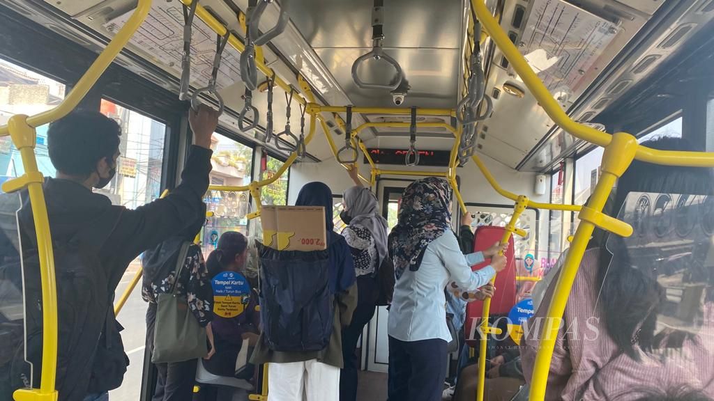 Beberapa penumpang transjakarta harus berdiri, Rabu (20/9/2023).