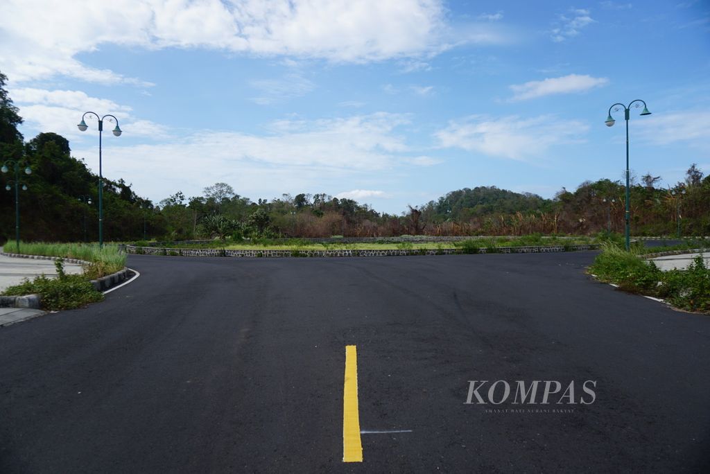Kekosongan tampak di bundaran KEK Pariwisata Likupang di Likupang Timur, Minahasa Utara, Sulawesi Utara, pada Kamis (14/9/2023). Kementerian Pekerjaan Umum dan Perumahan Rakyat telah menggelontorkan dana sebesar Rp 163,7 miliar untuk membuat dan merevitalisasi jalan serta jembatan sepanjang lebih kurang 49 kilometer, tetapi pengembangan kawasan terhambat oleh lambatnya arus investasi serta masalah kepemilikan lahan.
