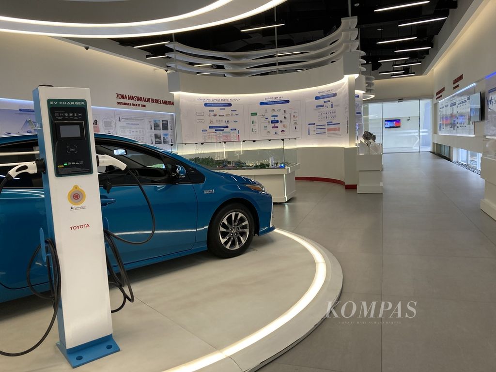 Suasana ruang peraga Toyota xEV Center di Pabrik TMMIN Karawang 3, Kabupaten Karawang, Jawa Barat, Rabu (07/12/2022).