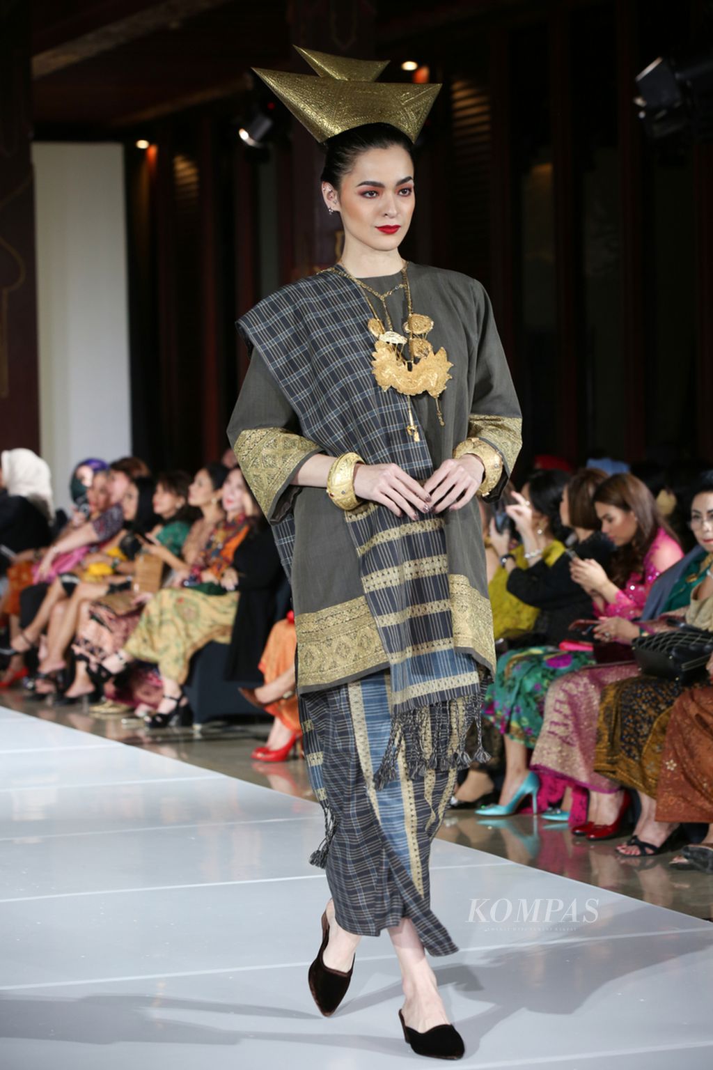 Desainer Ghea Panggabean menghadirkan songket palembang dan songket lintau tanah datar dalam acara  “Pesona Wastra Warna Alam”, di Jakarta, Kamis (2/3/2023).  