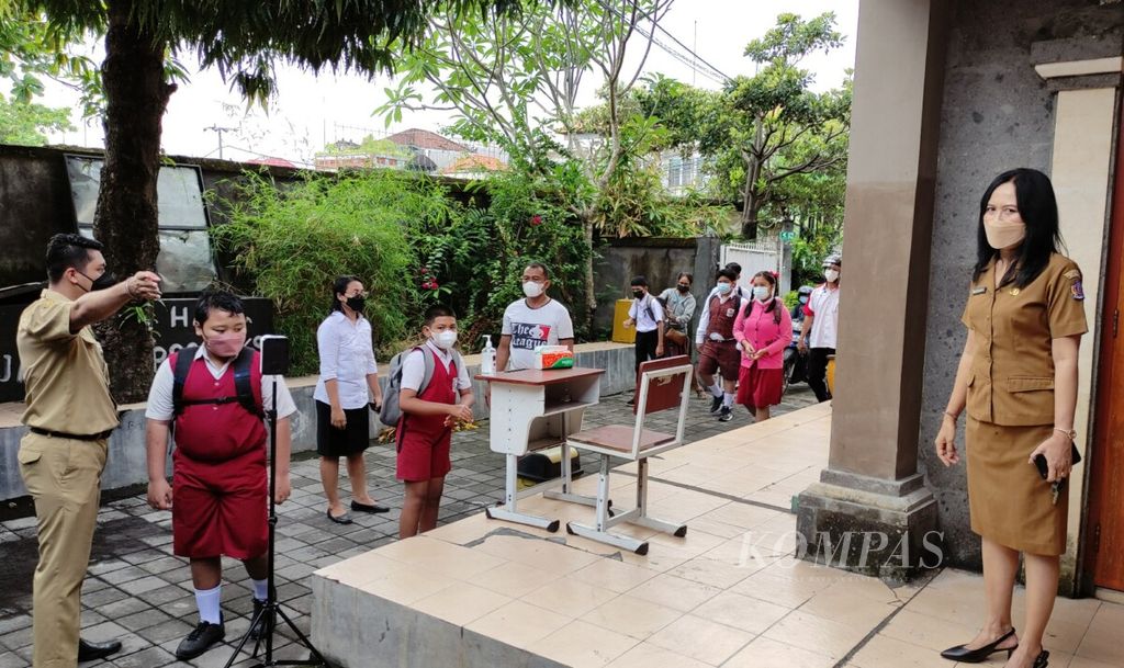 https://assetd.kompas.id/fwwx1Ru6tChcg4JN7duvRLv1vIQ=/1024x609/filters:watermark(https://cdn-content.kompas.id/umum/kompas_main_logo.png,-16p,-13p,0)/https%3A%2F%2Fkompas.id%2Fwp-content%2Fuploads%2F2021%2F10%2F20211004cokd-ptm-terbatas-di-bali_1633341979.jpg