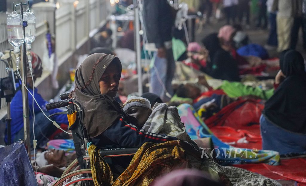 Earthquake victims are being treated at the Sayang Hospital, Cianjur, Cianjur Regency, West Java, Monday (21/11/2022).