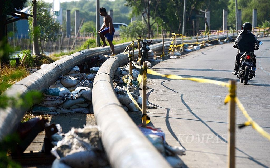 Instalasi jaringan pipa gas mulai dibangun sekitar kawasan Semarang Utara hingga PLTU Tambaklorok di Kota Semarang, Jawa Tengah, Kamis (27/5). PT Perusahaan Gas Negara (PGN) nantinya akan menyelesaikan pengembangan infrastruktur jaringan gas bumi, antara lain pipa transmisi Kalimantan-Jawa. 