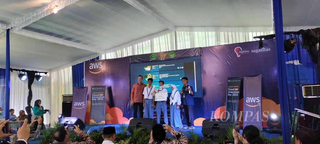 Director of AWS Training and Certification Asia Pasifik dan Jepang Andrew Sklar berfoto bersama tim dari SLB Negeri 2 Bantul yang menjadi juara 1 Cloud Computing Club Competition, Regional Daerah Istimewa Yogyakarta, Kategori Anak Berkebutuhan Khusus (ABK) yang diumumkan di Yogyakarta, Selasa (14/2/2023). Lewat program Laptop for Builders, AWS memberikan pelatihan dasar-dasar web dan komputasi awan bagi pelajar SMA/SMK/MA dan pondok pesantren, guru, serta siswa penyandang disabiltas sejak tahun 2020.