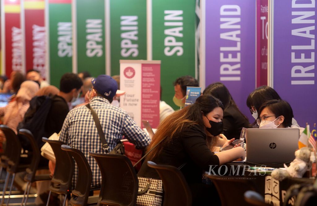 Pengunjung mencari informasi seputar studi di perguruan tinggi Eropa dalam pameran European Higher Education Fair (EHEF) ke-14 di Menara Astra, Jakarta, Sabtu (5/11/2022). 