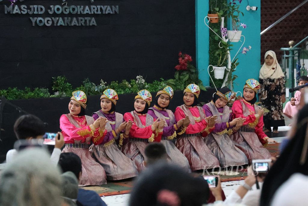 Tari Saman ditampilkan menjelang acara buka puasa bersama di Masjid Jogokariyan, Mantrijeron, Yogyakarta, Kamis (23/3/2023). Sebanyak 3.000 porsi takjil disiapkan setiap hari di masjid itu selama Ramadhan bagi warga yang hendak berbuka puasa bersama. Jumlah takjil yang disiapkan meningkat dibandingkan tahun sebelumnya yang hanya sebanyak 2.500 porsi per hari.