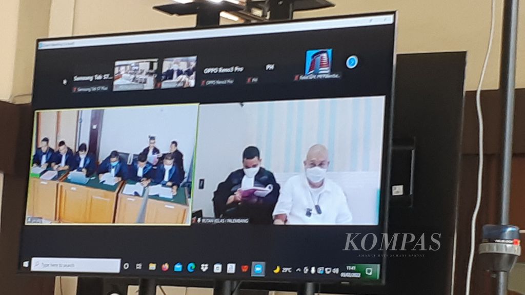 Bekas Gubernur Sumatera Selatan Alex Noerdin (paling kanan di layar) mengikuti sidang dakwaan atas perkara dugaan korupsi pembangunan Masjid Raya Sriwijaya dan hak pembelian gas bumi Perusahaan Daerah Pertambangan dan Energi di Pengadilan Tindak Pidana Korupsi Palembang, Kamis (3/2/2022). 